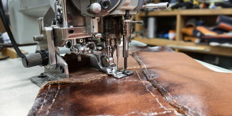 Heavy-duty sewing machine sewing leather fabric.